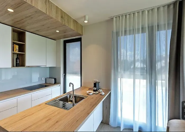 מלון דירות Regentova 4*